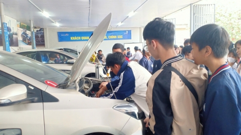 Học sinh lớp 9 "thử sức" làm sinh viên trường nghề