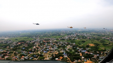 Hợp luyện 10 trực thăng kéo cờ phục vụ A80