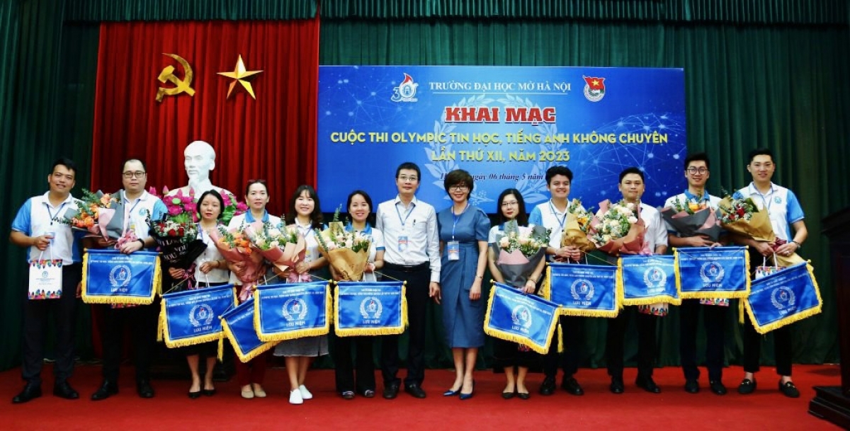 Ban tổ chức tặng cờ lưu niệm các đơn vị tham gia
