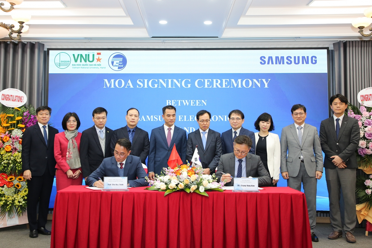 GS.TS Chử Đức Trình - Hiệu trưởng Trường Đại học Công nghệ, ĐHQGHN và ông Chang-Yong Kim, Phó Tổng Giám đốc, Samsung Electronics ký kết thỏa thuận hợp tác trong đào tạo nguồn nhân lực lĩnh vực bán dẫn và vi mạch