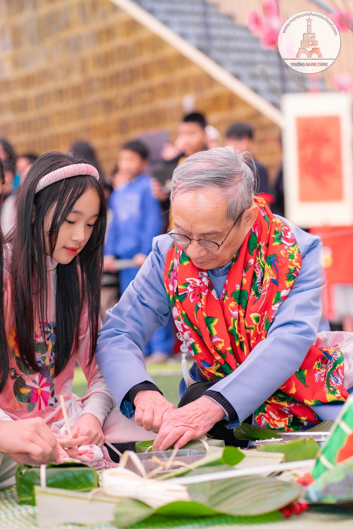 Thầy Nguyễn Xuân Khang, Hiệu trưởng Trường Marie Curie gói bánh chưng bên học trò
