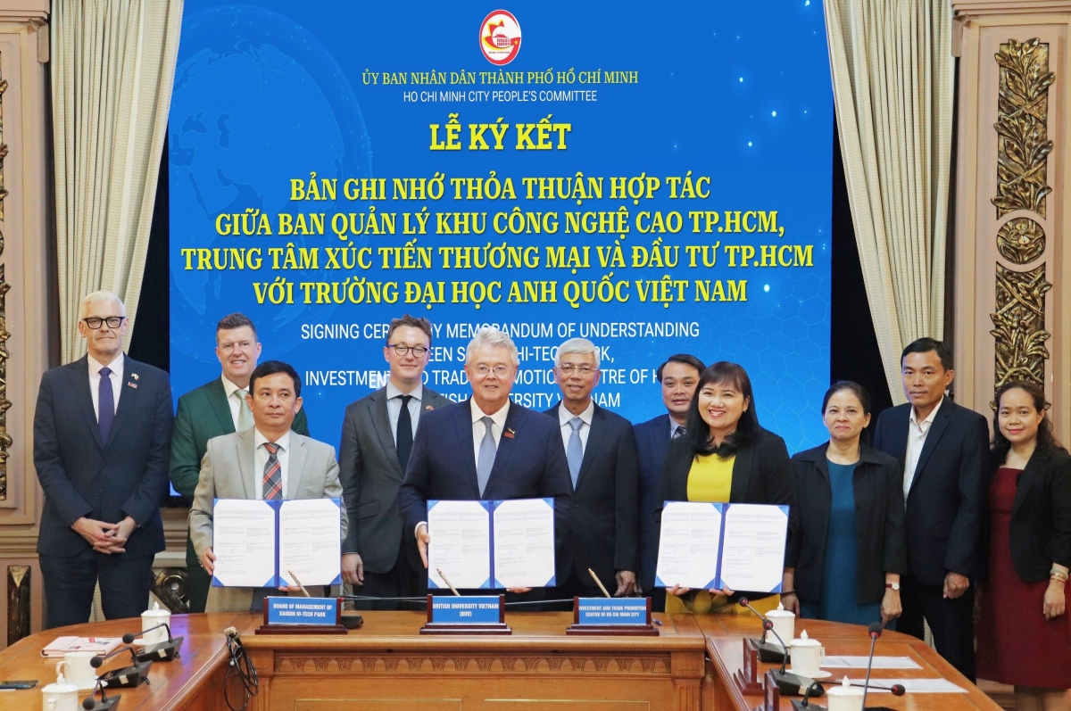 Đại diện BUV ký kết hợp tác với Ban quản lý Khu công nghệ cao TP.HCM