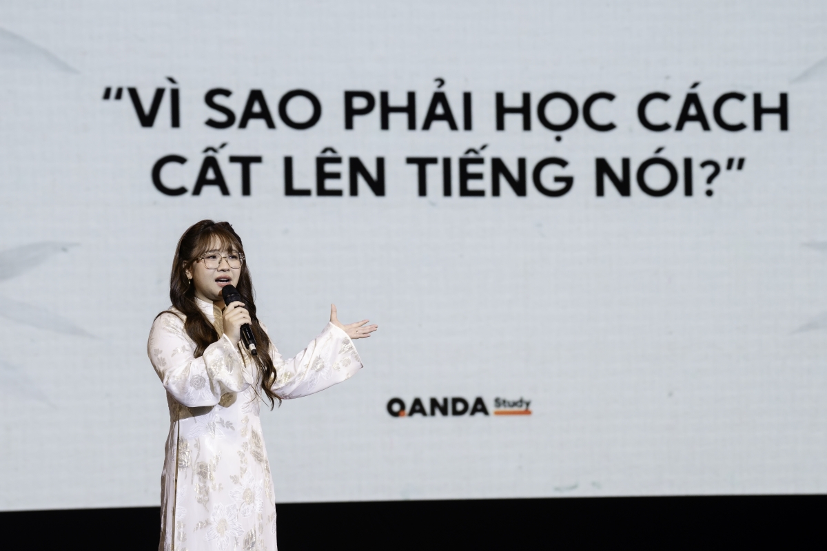 Cô giáo Sương Mai chia sẻ kỹ năng "nói lên quan điểm của mình" với các bạn trẻ.