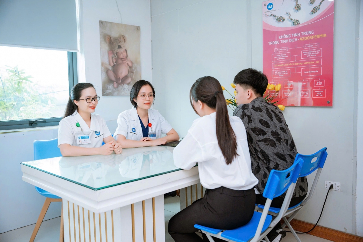 BS Ngô Thu Hà (tóc ngắn) đang tư vấn cho bệnh nhân