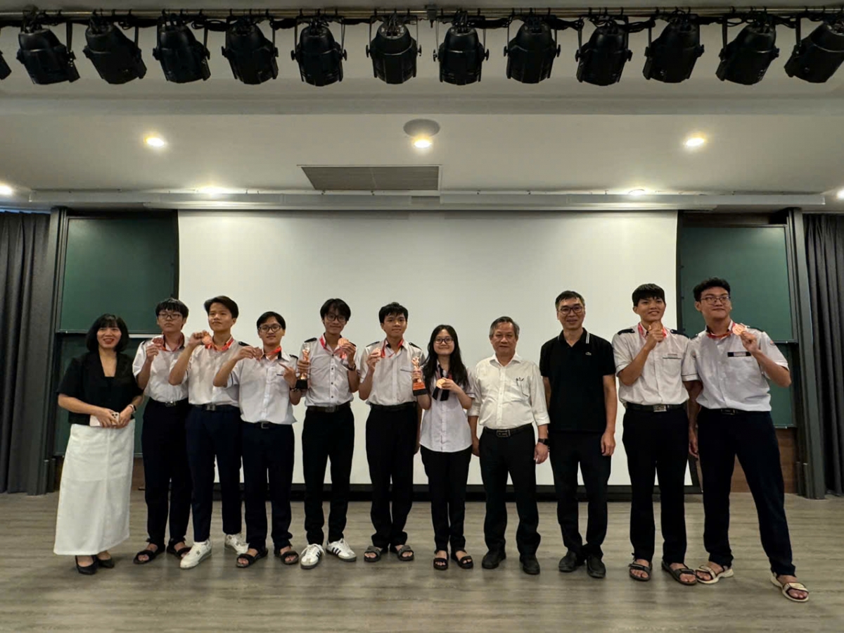 Thầy Huỳnh Tấn Châu, hiệu trưởng  trường chuyên Lê Văn Chánh, Phú Yên (thứ tư từ trái sang ) và nhóm thí sinh tham dự cuộc thi 