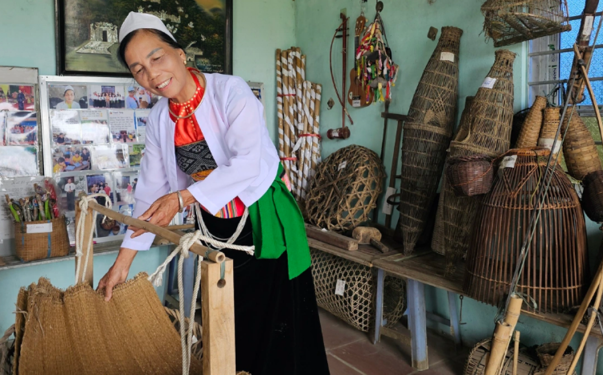 Bà Đinh Thị Tâm, dân tộc Mường (xã Cự Đồng, huyện Thanh Sơn, tỉnh Phú Thọ cũ)