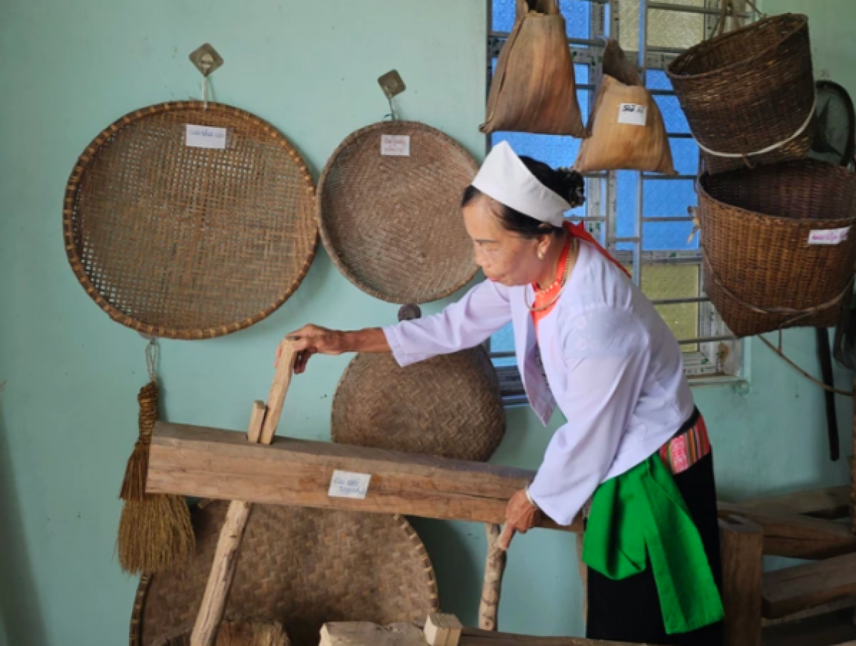 Bà Đinh Thị Tâm bên những di sản văn hóa Mường