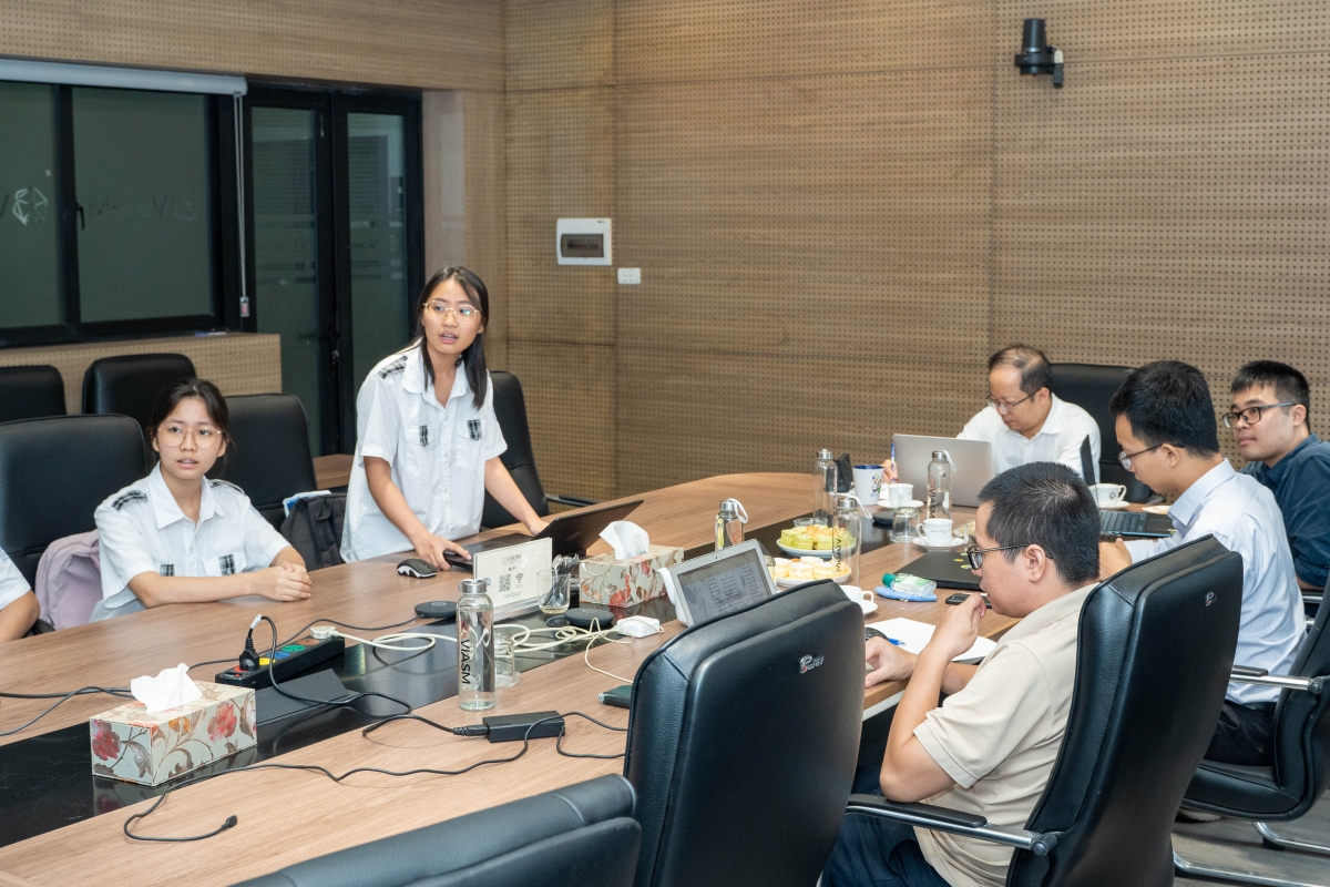 Nhóm thí sinh trình bày bài thi trước hội đồng giám khảo 