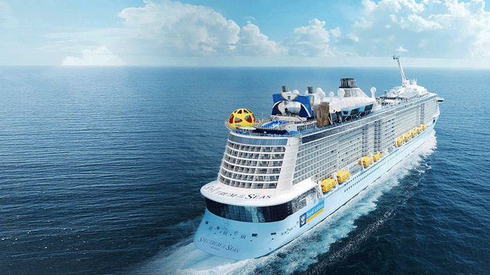 Siêu tàu biển Spectrum of the Seas mang theo hơn 4300 du khách đến Việt Nam.