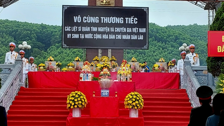 Hà Tĩnh truy điệu, an táng 11 liệt sỹ hy sinh tại Lào