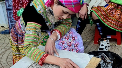 Độc đáo nghệ thuật vẽ sáp ong trên vải của đồng bào Mông tỉnh Yên Bái