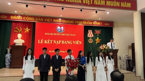 Trường THPT Chu Văn An kết nạp Đảng cho 6 học sinh lớp 12 