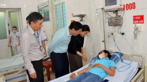 Lãnh đạo huyện Yên Thành và Sở Y tế Nghệ An thăm hỏi bệnh nhân. (Nguồn: Sức khỏe & Đời sống)