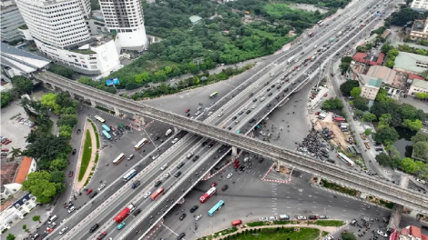 Cầu vượt Mai Dịch thông xe: Giảm ùn tắc nhưng vẫn còn xung đột ở 2 đầu cầu