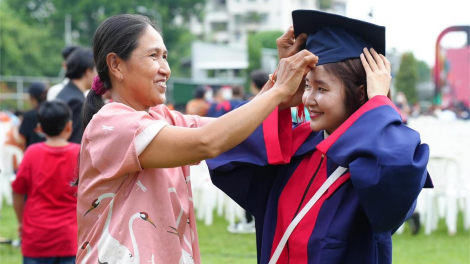 Xúc động khoảnh khắc sinh viên tri ân mẹ trong lễ tốt nghiệp