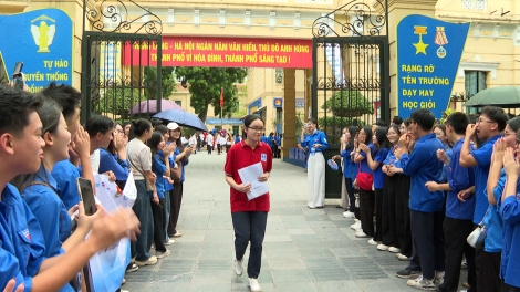 Đề thi Ngữ văn dễ hơn đề thi thử, sĩ tử thở phào nhẹ nhõm