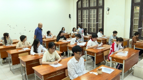 thí sinh làm thủ tục dự thi tốt nghiệp THPT 2025