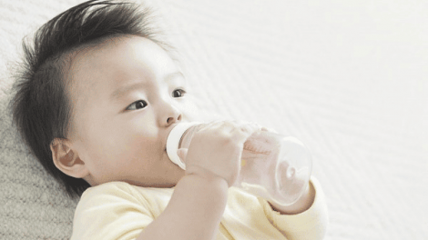 Phòng ngừa mất nước cho trẻ mùa nắng nóng