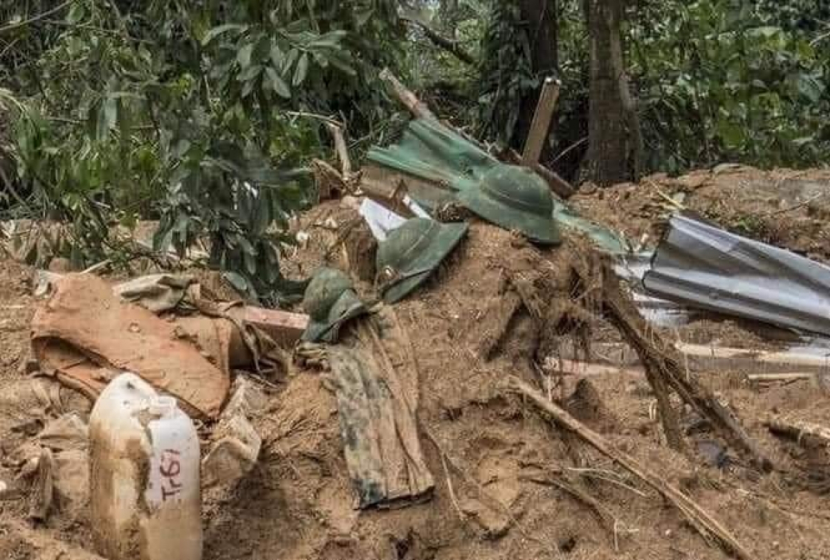 Lẫn trong bùn đất là mũi cối, trang phục của 13 người trong đoàn công tác gặp nạn