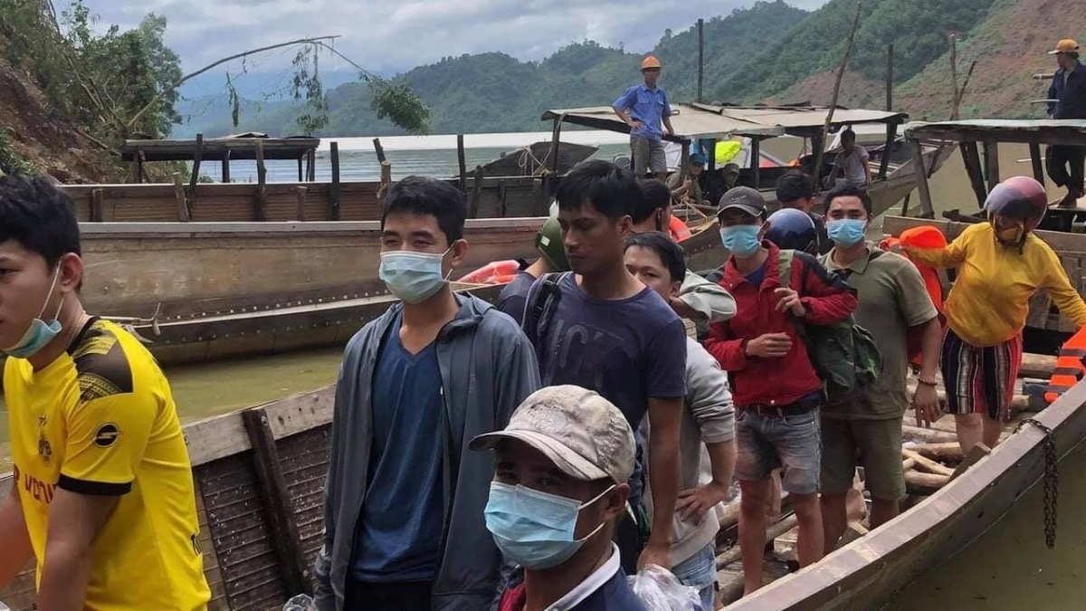 Đưa 19 người ở Thủy điện Rào Trăng 4 ra ngoài an toàn