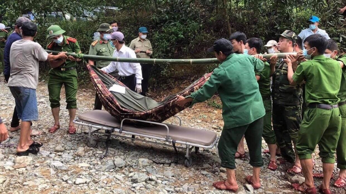 Thi thể nạn nhân được đưa ra ngoài bằng ca nô