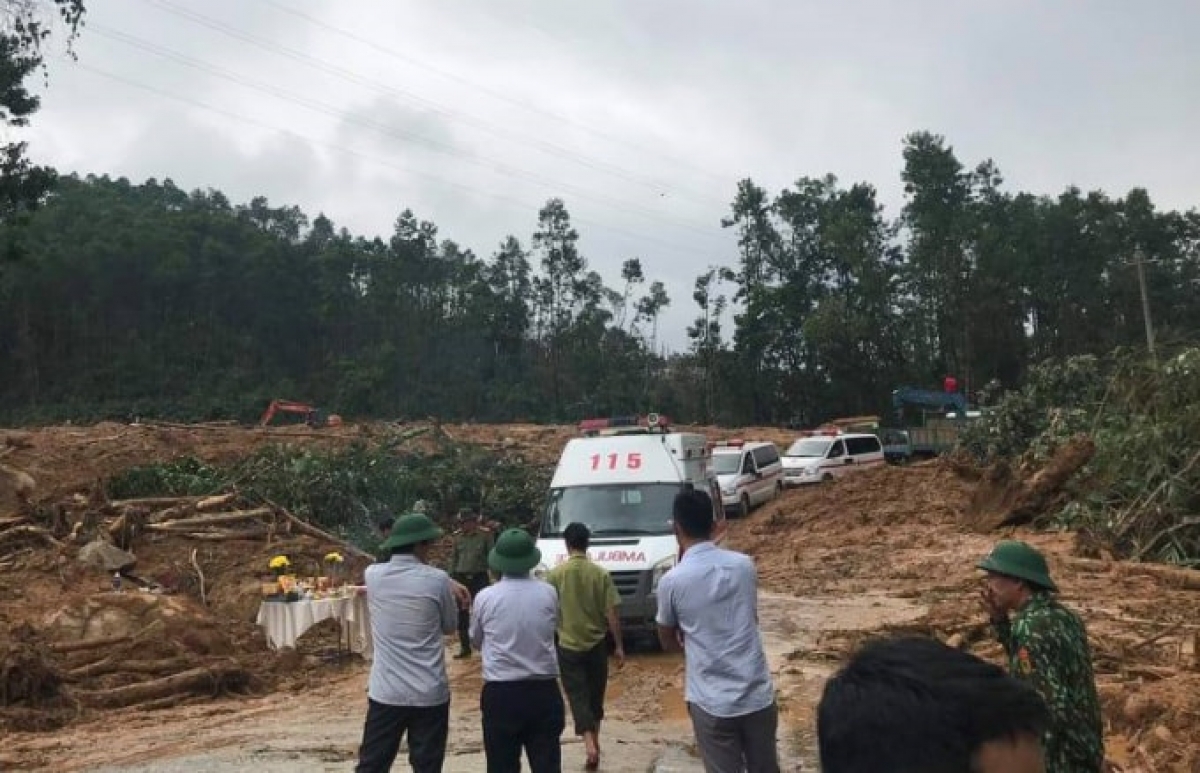 Xe cứu thương vào tận nơi để đưa thi thể ra ngoài