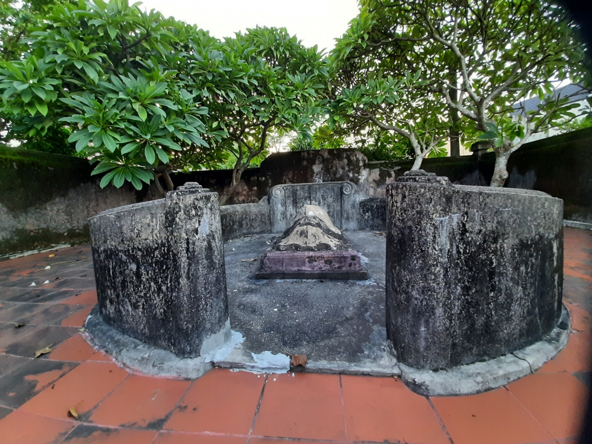 Mộ của Hoàng Kế Viêm tại làng Văn La, xã Lương Ninh, huyện Quảng Ninh, tỉnh Quảng Bình