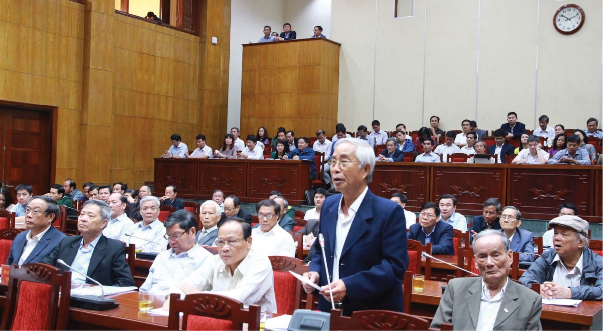 Người dân tham gia góp ý cho dự thảo văn kiện trình Đại hội Đảng XIII