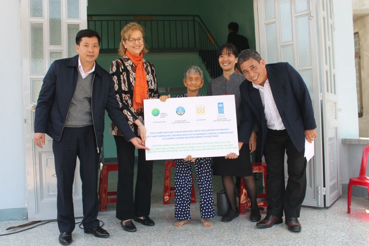 Bà Caitlin Wiesen, Trưởng đại diện UNDP tại Việt Nam bàn giao nhà chống bão
cho người dân tại tỉnh Quảng Ngãi.