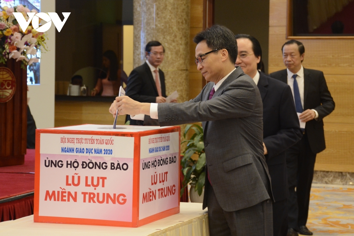 Phó Thủ tướng Vũ Đức Đam ủng hộ đồng bào, học sinh vùng lũ