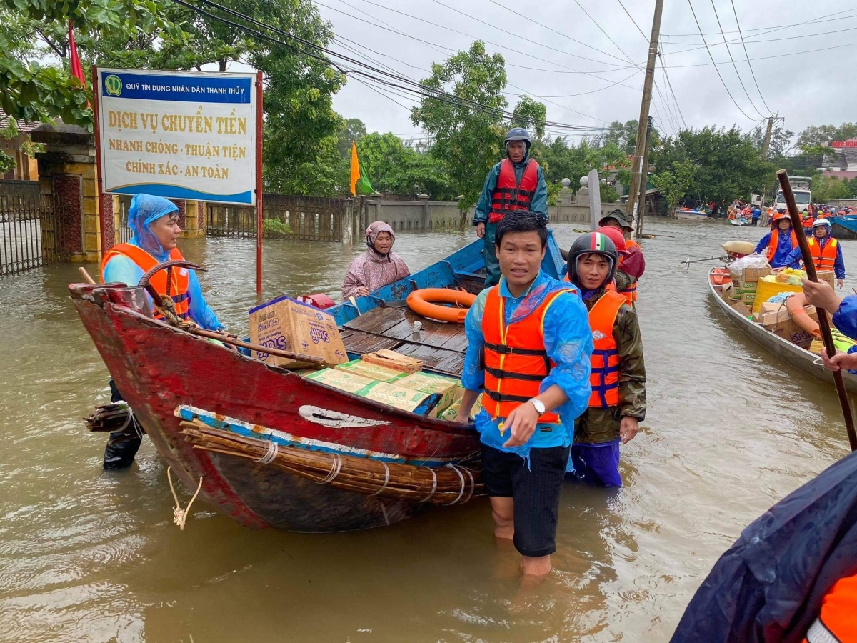Đông Triều trực tiếp đi trao đồ cứu trợ (Ảnh: FB Trần Hữu Đông Triều)