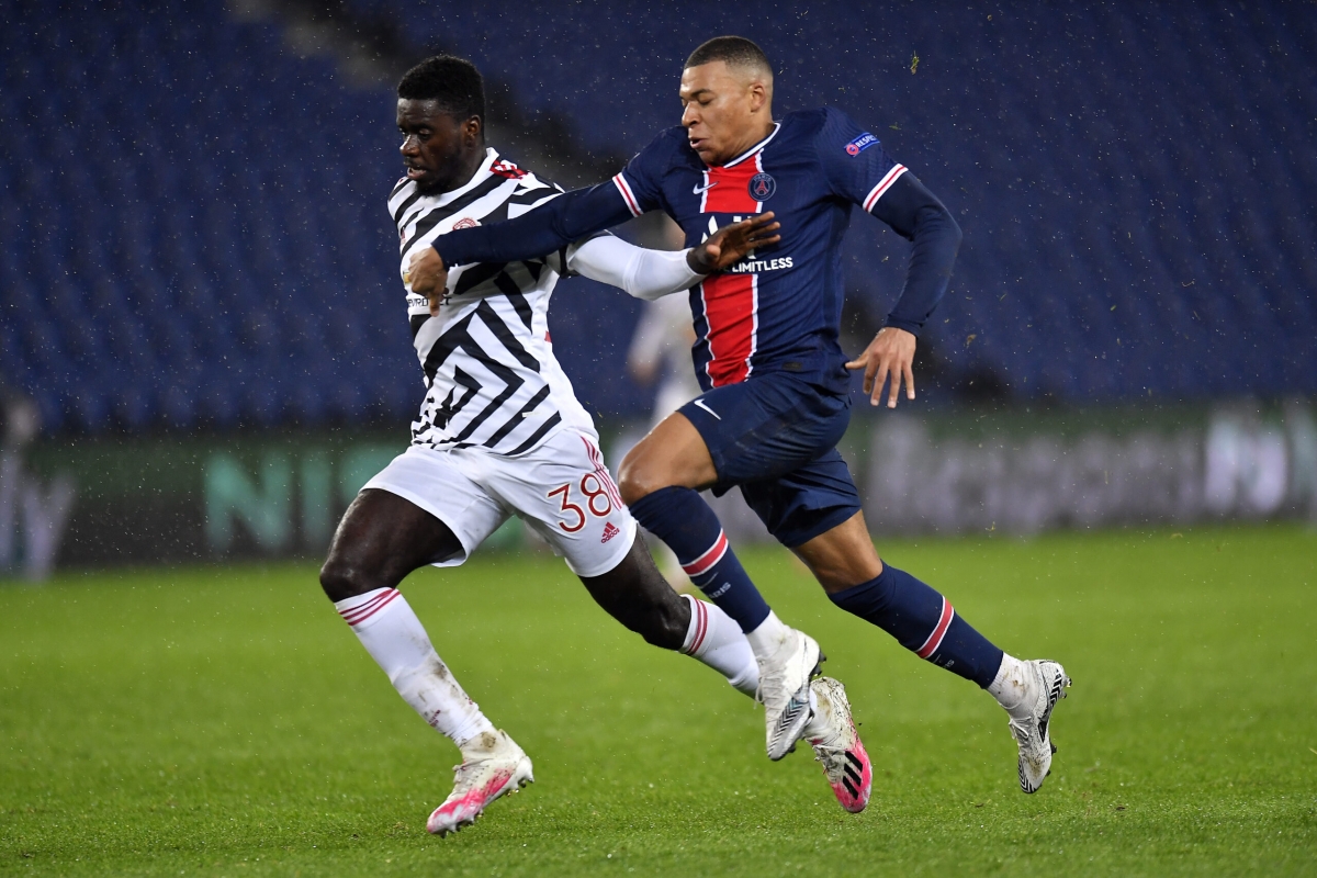 Tuanzebe "khoá chặt" Mbappe