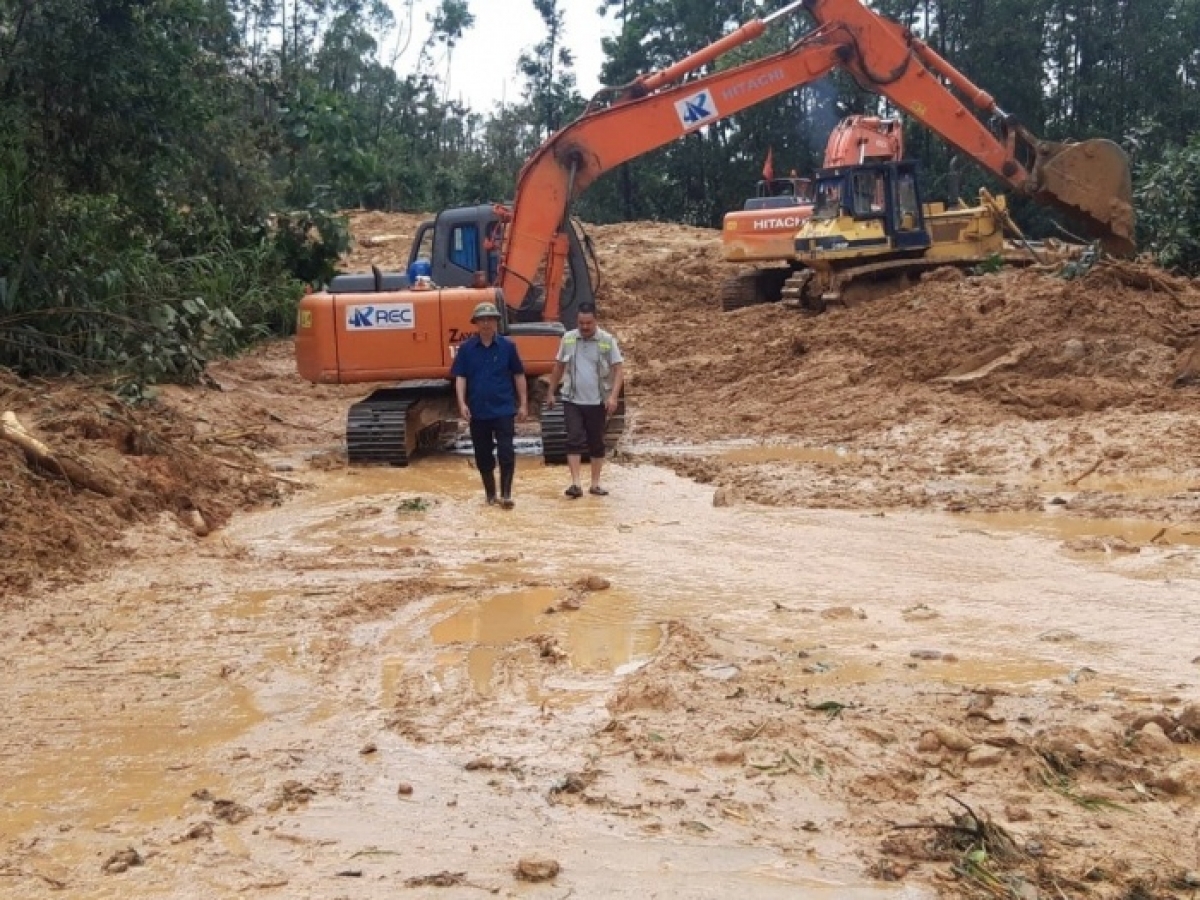 Ông Lê Đình Thọ (áo xanh), Thứ trưởng Bộ GTVT tại công trường. (Ảnh Báo GTVT)