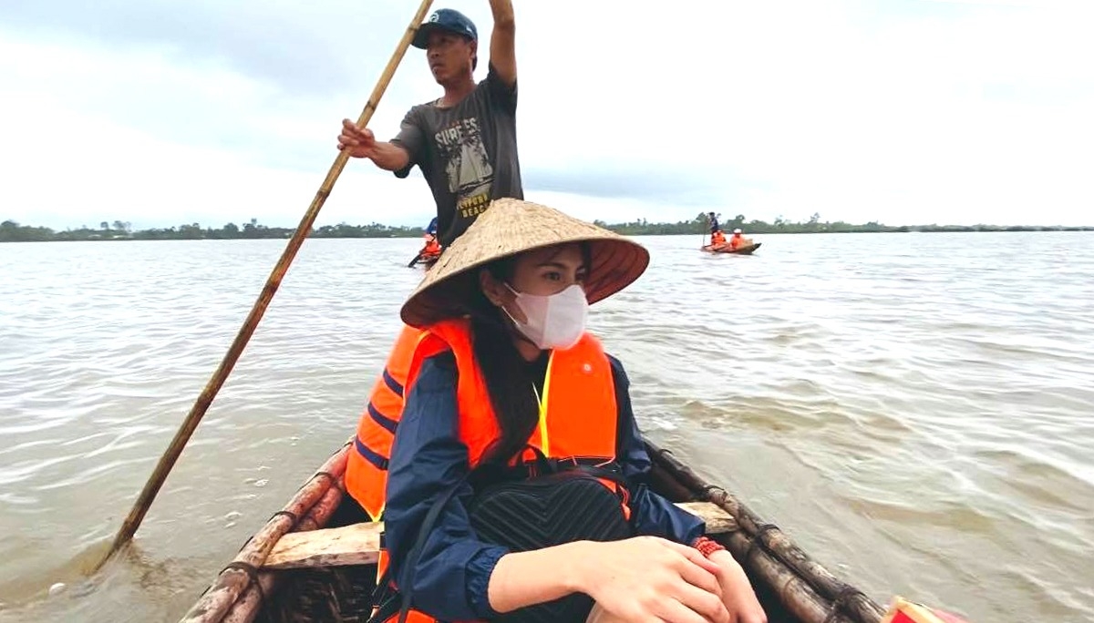 Ca sỹ Thủy Tiên đến với bà con vùng lũ Quảng Bình