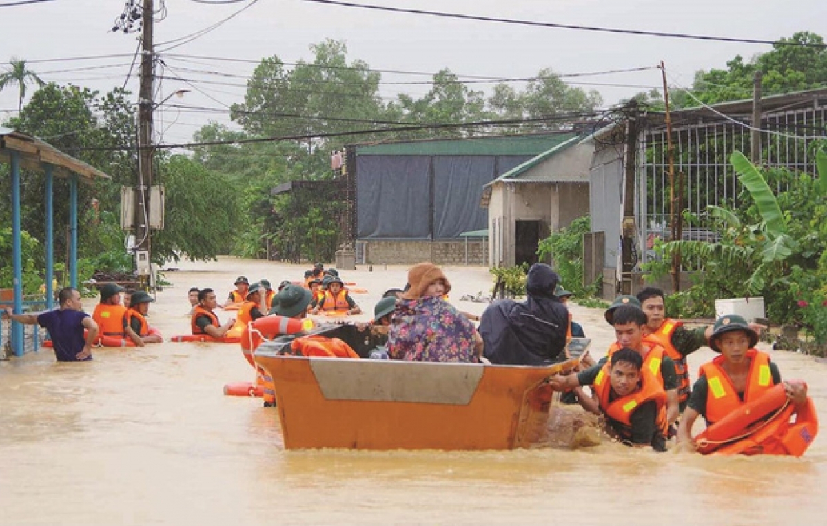 Quân đội cứu hộ người dân mắc kẹt