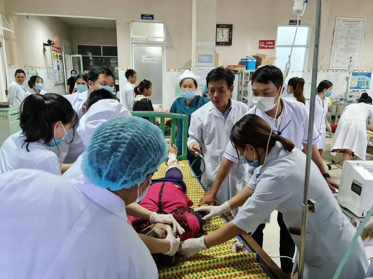 Các bác sĩ tập trung cứu chữa nạn nhân vụ sạt lở