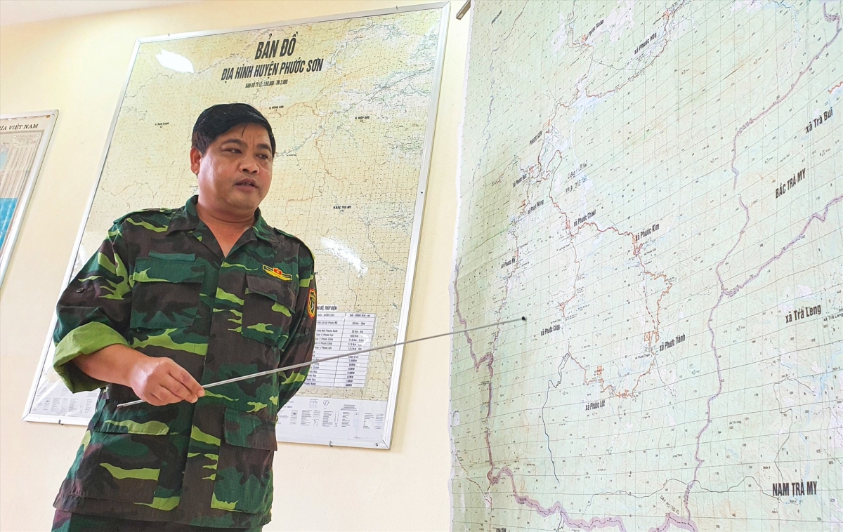 Trưởng ban Nội chính Tỉnh ủy Nguyễn Mạnh Hà nêu phương án dùng lực lượng tại chỗ gùi cõng lương thực tiếp tế cho các xã cô lập bằng ròng rọc. Ảnh: Báo Quảng Nam