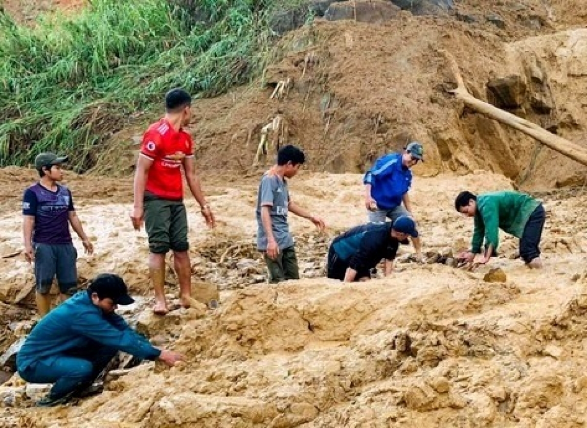 Lực lượng tại chỗ đang tìm kiếm những nạn nhân bị vùi lấp