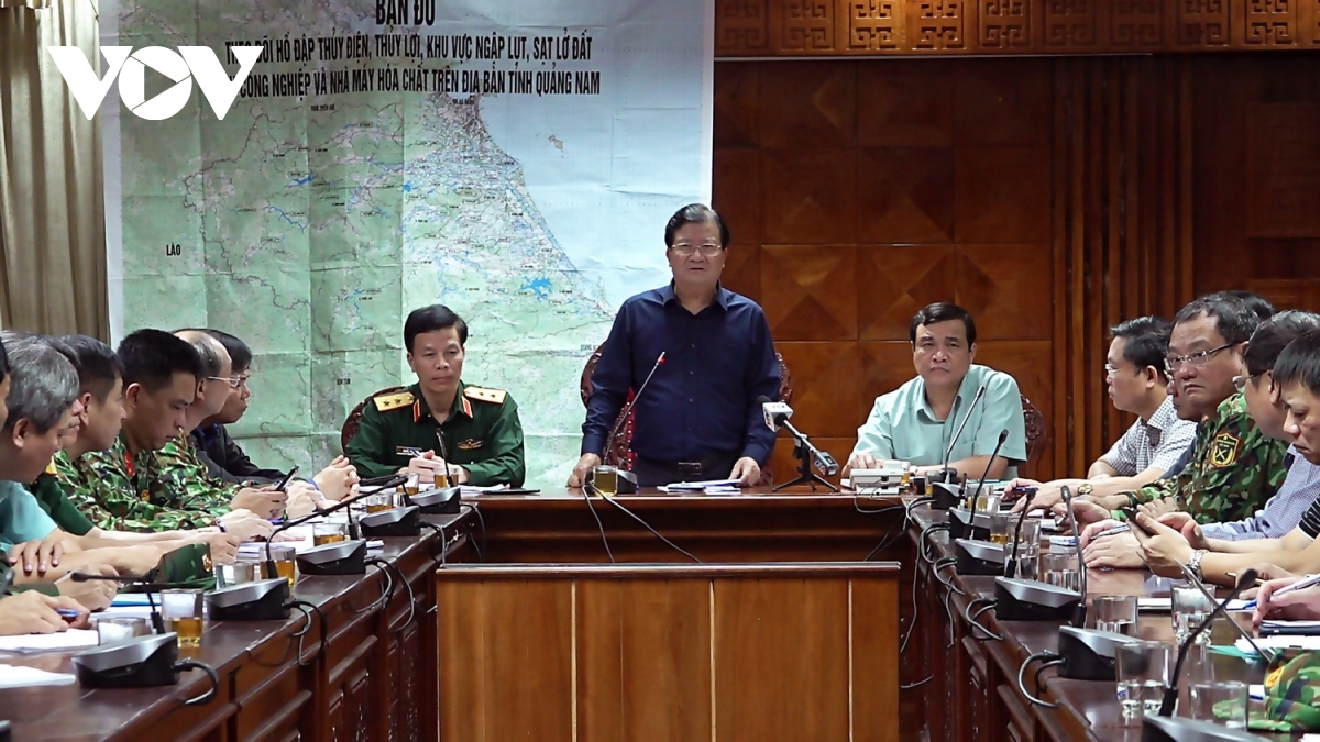 Phó Thủ tướng Trịnh Đình Dũng chủ trì cuộc họp khẩn bàn phương án tìm kiếm nạn nhân mất tích