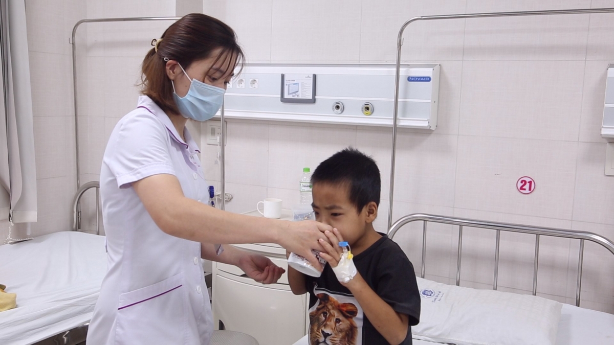 Bé N.V.S đang được điều trị tại bệnh viện
