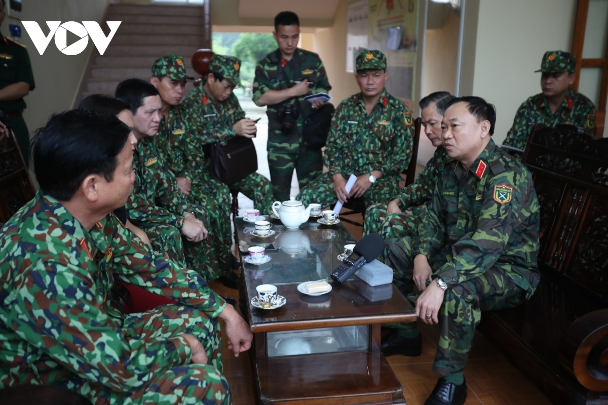Trung tướng Thái Đại Ngọc, tân Tư lệnh Quân khu 5 cùng đoàn công tác đang lên hiện trường xã Trà Leng, huyện Nam Trà My động viên các lực lượng đang làm nhiệm vụ (Ảnh Hải Sơn)
