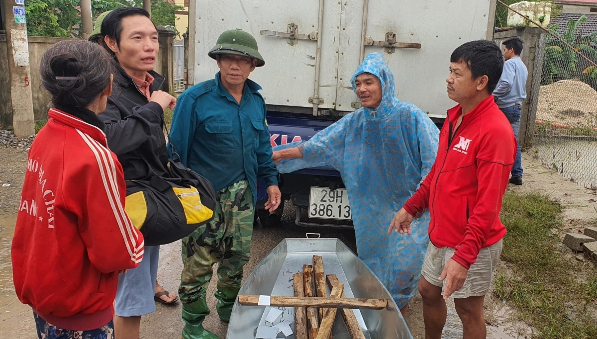Người dân vùng lũ đón nhận thuyền làm phương tiện cứu hộ và vận chuyển hàng