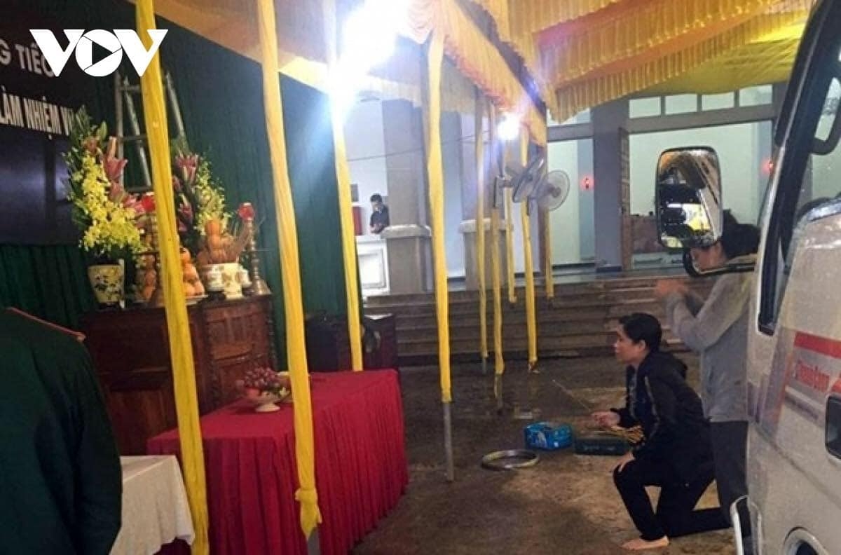 Người dân đến thăm hương tại nhà riêng của các liệt sĩ