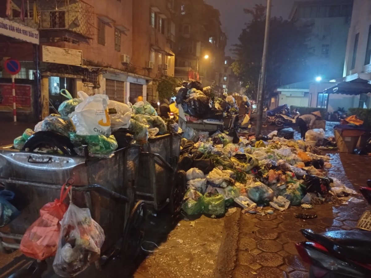 Mưa xuống, tình trạng ô nhiêm do rác thải ùn ứ càng thêm nghiêm trọng
