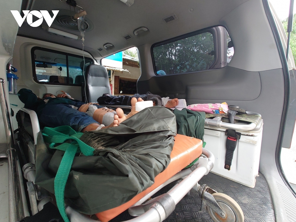 Những người sống sót được bác sĩ chăm sóc và đưa ra ngoài khu vực sạt lở