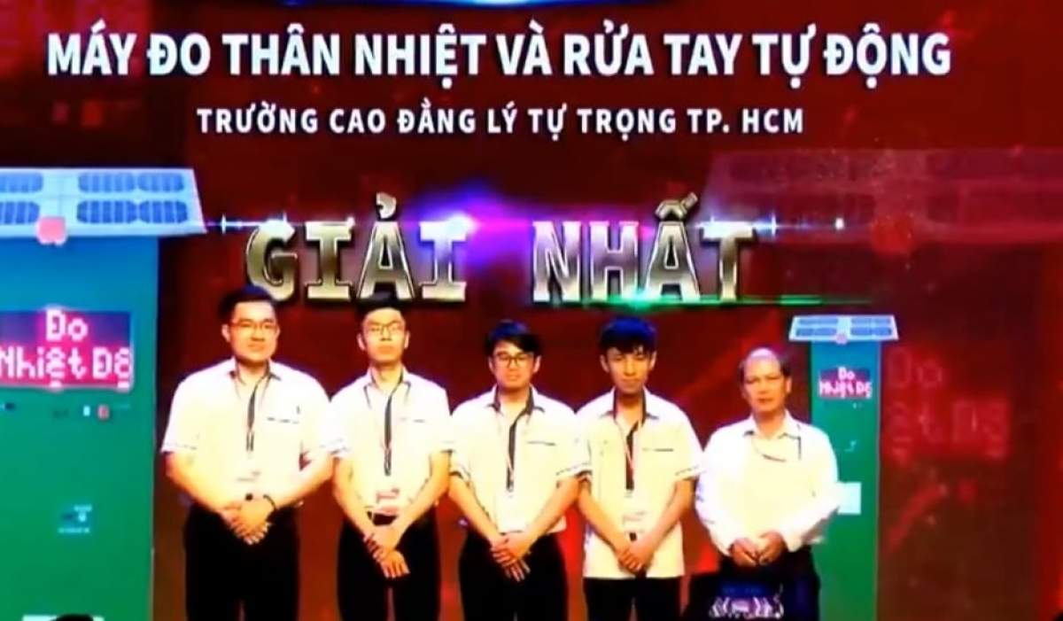 Nhóm tác giả đạt giải Nhất trong Cuộc thi Startup Kite