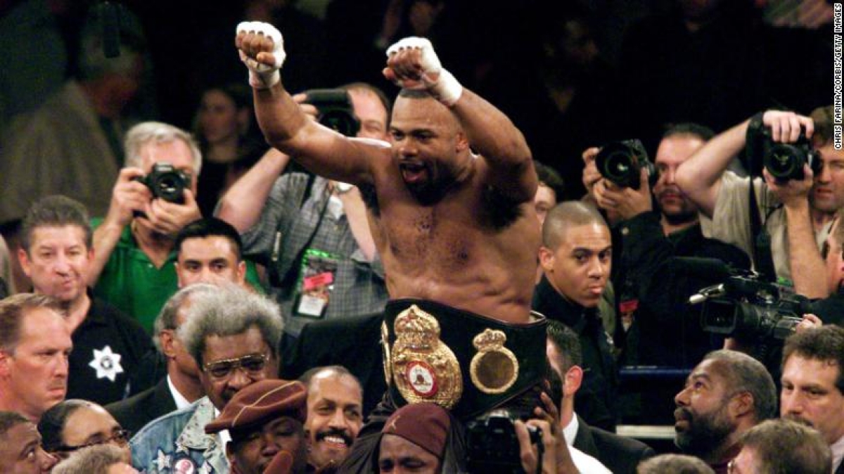 Roy Jones Jr. là võ sĩ hạng dưới nặng (Light heavyweight) duy nhất từ 1897 từng giành danh hiệu vô địch WBA Heavyweight sau trận đấu 12 hiệp với John Ruiz