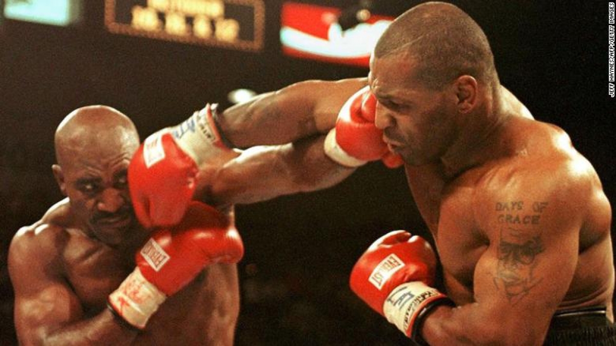 Mike Tyson (phải) chọn Roy Jones Jr. thay vì tái đấu với Evander Holyfield (trái)