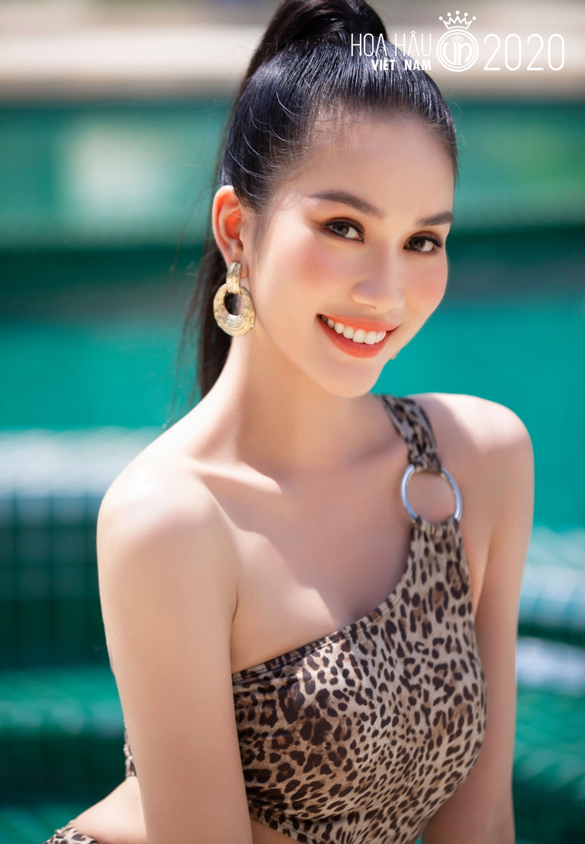 Phạm Ngọc Phương Anh (SBD 045). Người đẹp từng là thủ khoa đầu vào khối song ngữ của THPT chuyên Lê Hồng Phong (TP.HCM), hiện là sinh viên Đại học RMIT TP.HCM (học bổng toàn phần 4 năm). Phương Anh được đánh giá "tài sắc vẹn toàn", một trong những ứng viên sáng giá cho vương miện HHVN năm nay.