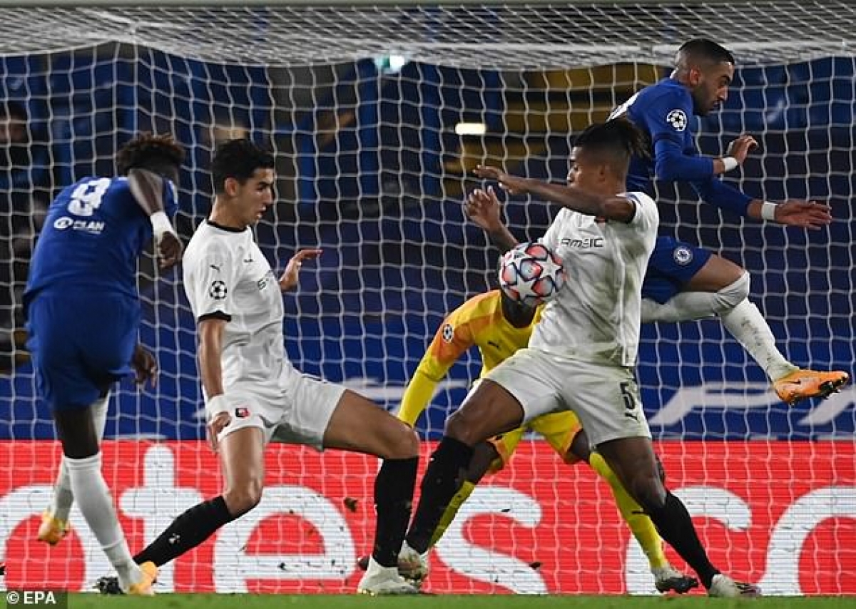 Chelsea được hưởng quả penalty tranh cãi trong chiến thắng trước Rennes tại Champions League.